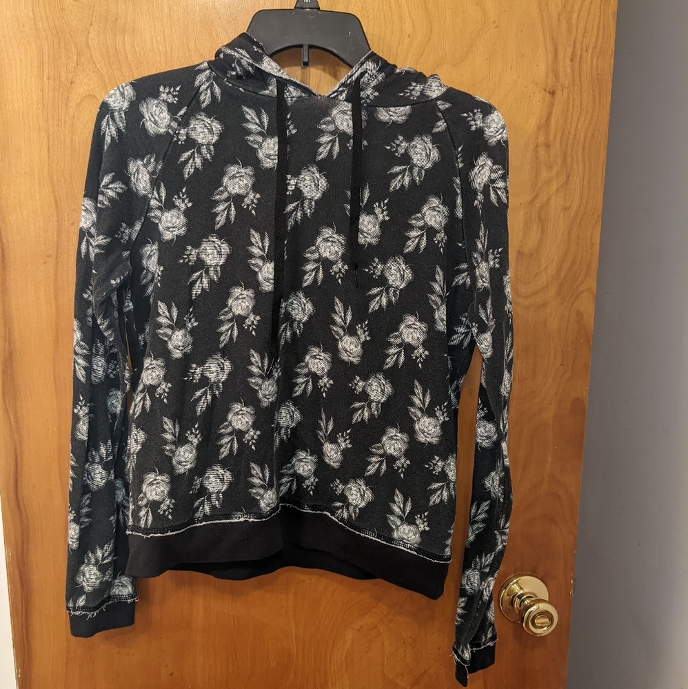 Aeropostale Black & White Floral Sweatshirt, Size M